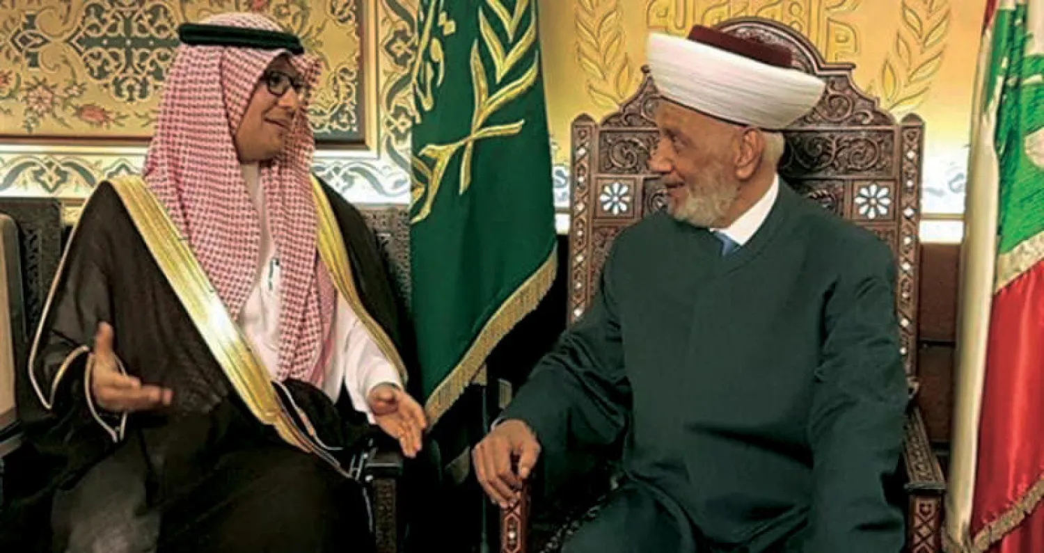 المفتي عبد اللطيف دريان مستقبلا القائم بأعمال السفارة السعودية الوزير المفوض وليد بخاري («الشرق الأوسط»)