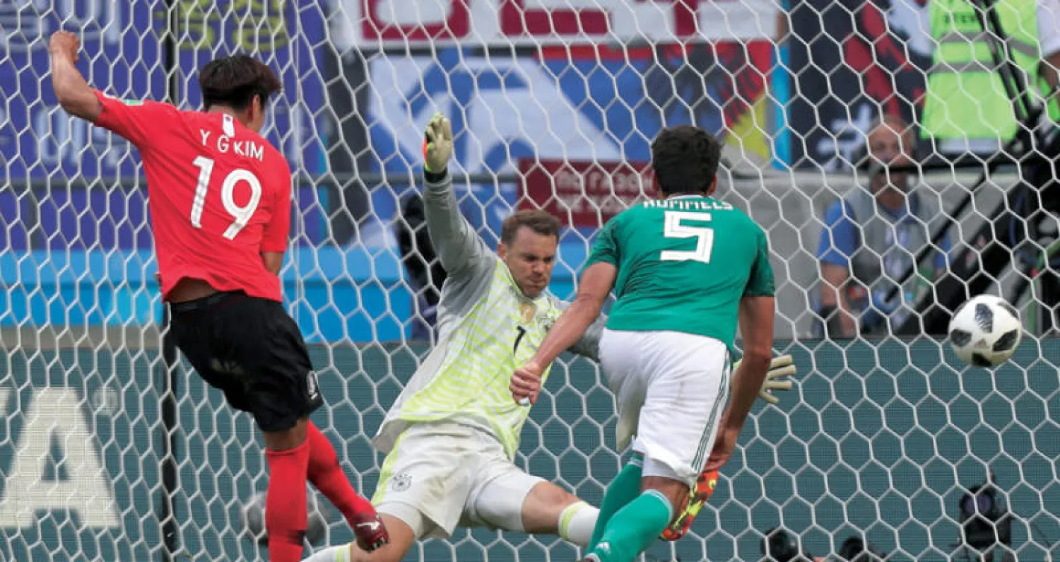 كيم يونغ جون لاعب كوريا يسجل هدف بلاده الأول في مرمى ألمانيا (أ.ف.ب)