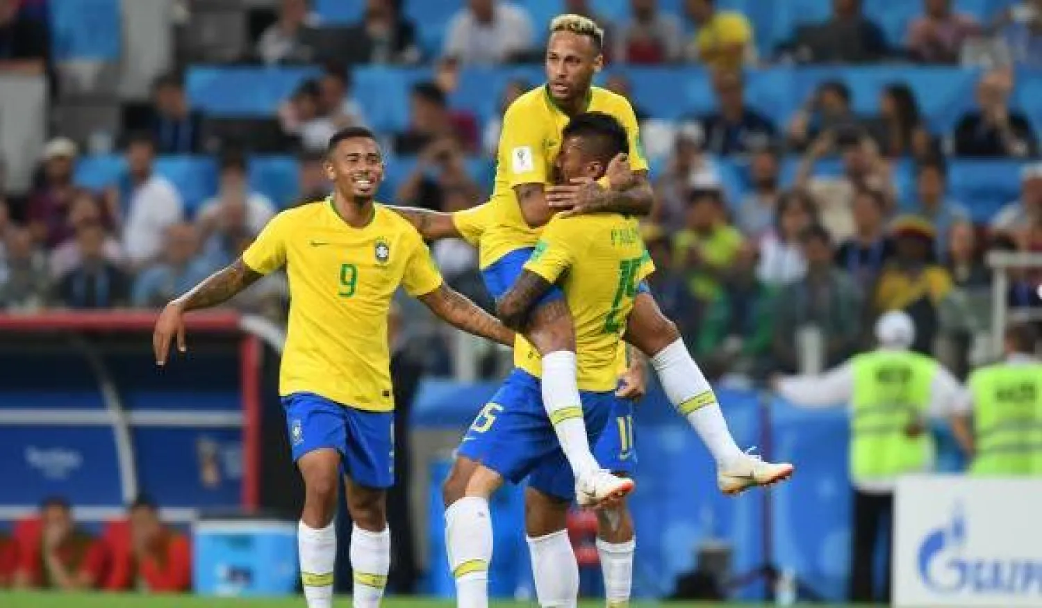 فرحة لاعبو البرازيل بالهدف الأول في مرمى صربيا (أ.ف.ب)