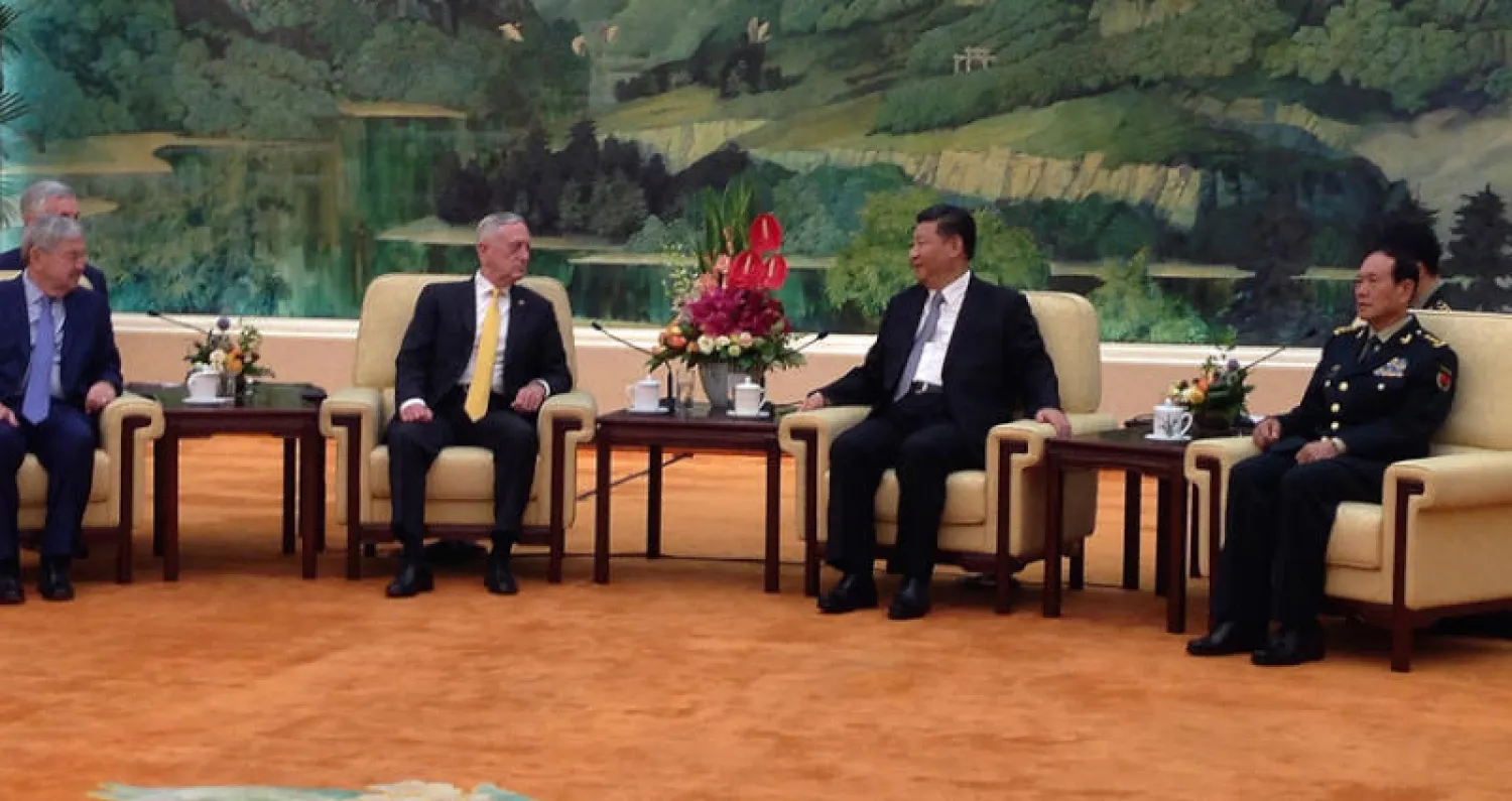 شي لدى استقباله ماتيس في بكين أمس (أ.ب)