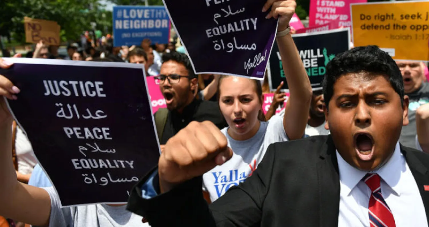 مظاهرة احتجاجية ضد قرار المحكمة العليا الأميركية بحظر دخول مواطني 6 دول في واشنطن أمس (أ.ف.ب)