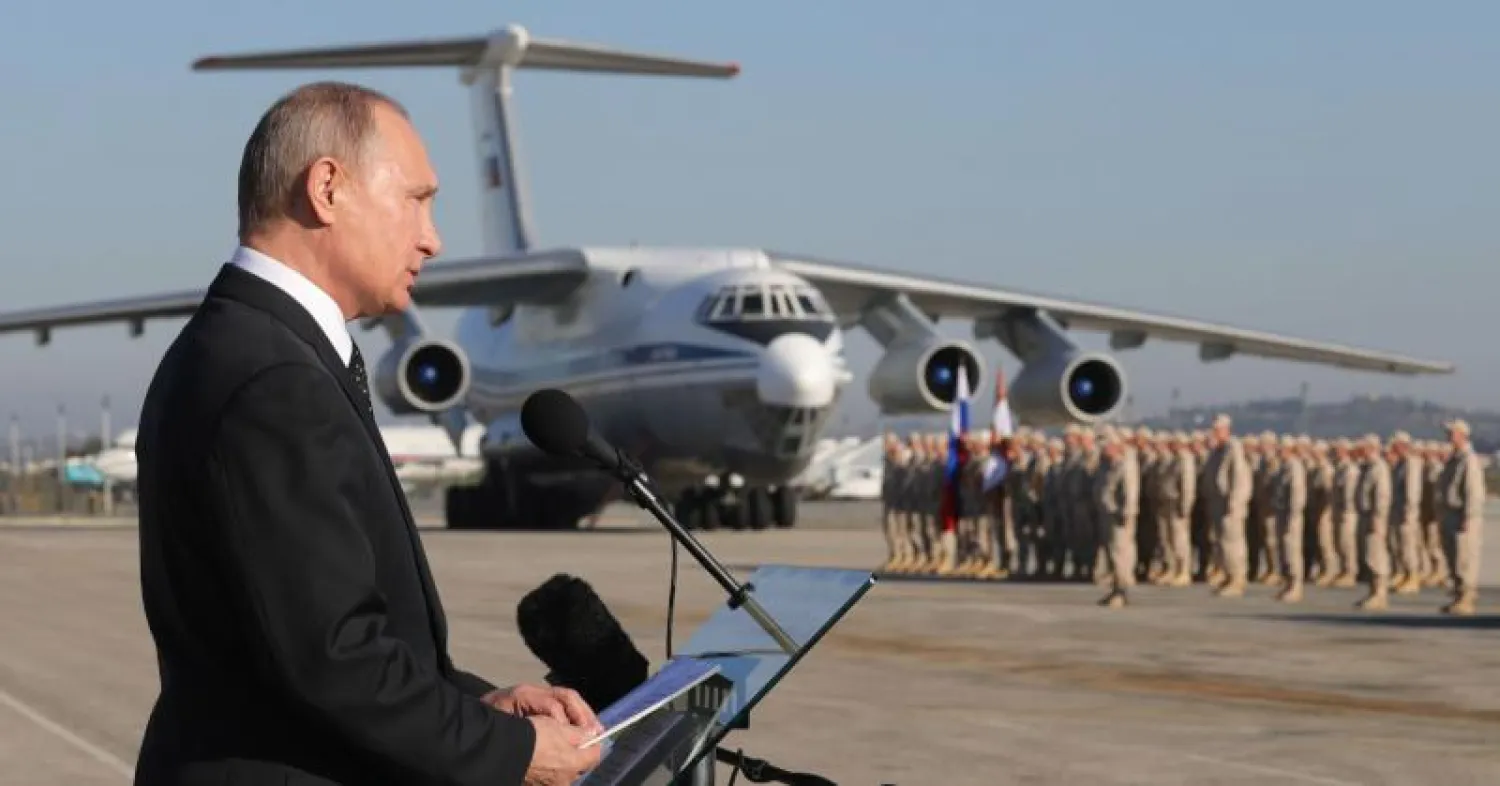 الرئيس الروسي فلاديمير بوتين خلال زيارة سابقة لقاعدة حميميم الجوية في سوريا (غيتي)