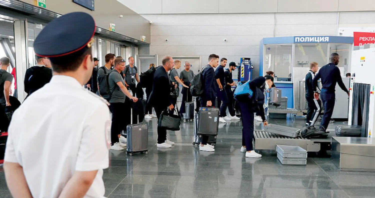 لاعبو منتخب ألمانيا يغادرون روسيا برؤوس منكسة أمس (إ.ب.أ)