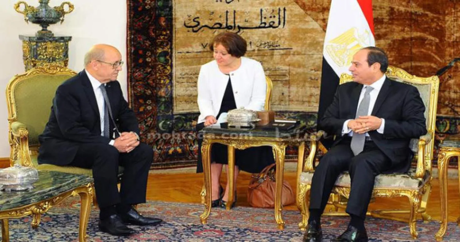 السيسي ووزير خارجية فرنسا في لقاء سابق.