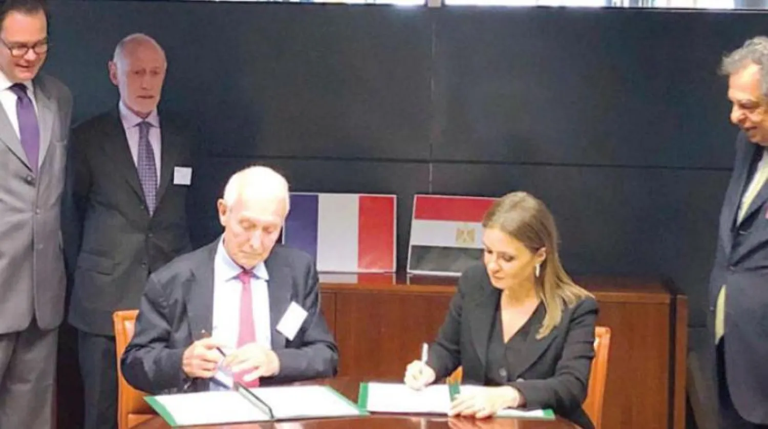Egyptian Minister of Investment Sahar Nasr and President of the Mediterranean World Economic Foresight Institute Jean-Louis Guigou during the signing of an agreement in Paris. Asharq Al-Awsat
