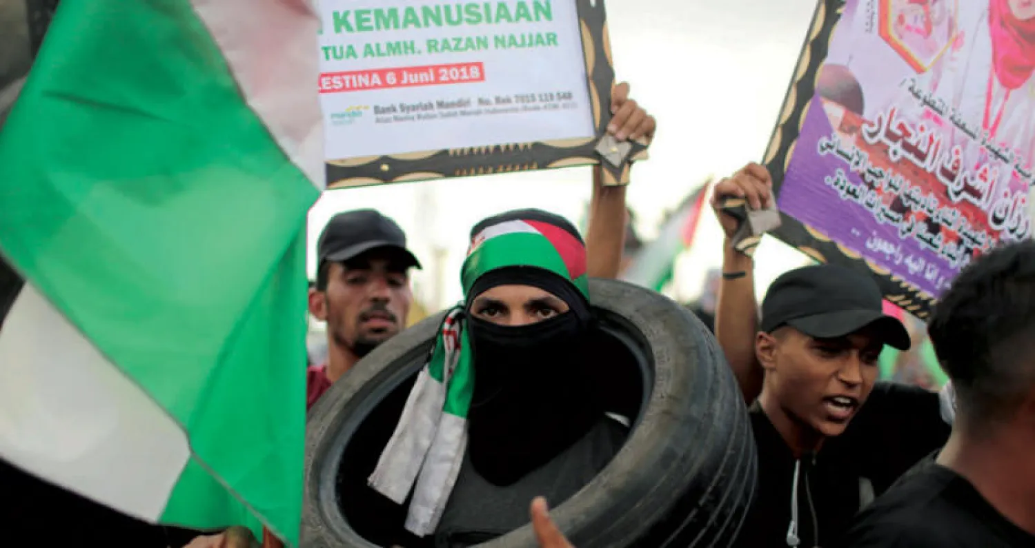 خلال احتجاجات ضد إسرائيل في خان يونس بجنوب قطاع غزة أول من أمس الخميس (رويترز)