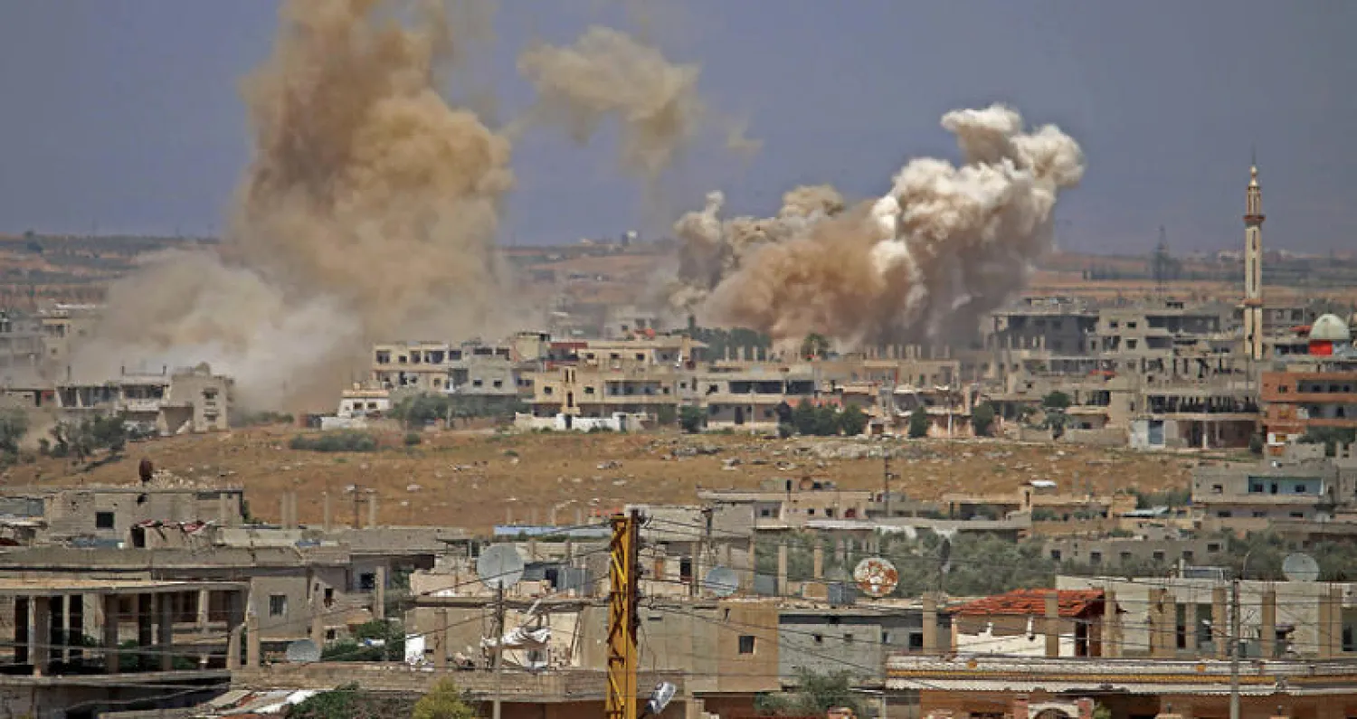 سحب الدخان تتصاعد جراء قصف درعا أمس (أ.ف.ب)