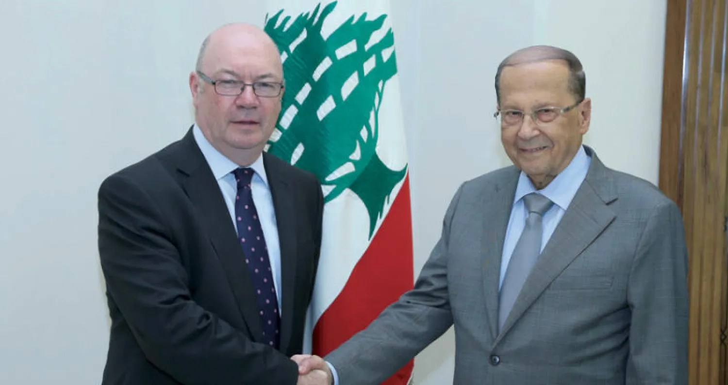 الرئيس عون مصافحاً الوزير اليستر بيرت (دلاتي ونهرا)