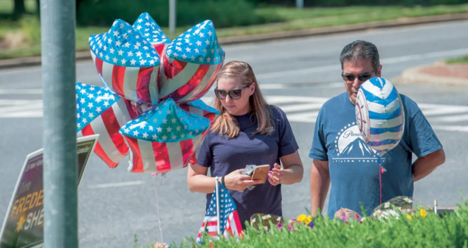 أهالي أنابوليس يكرمون ضحايا هجوم صحيفة «كابيتال غازيت» أمس (إ.ب.أ)