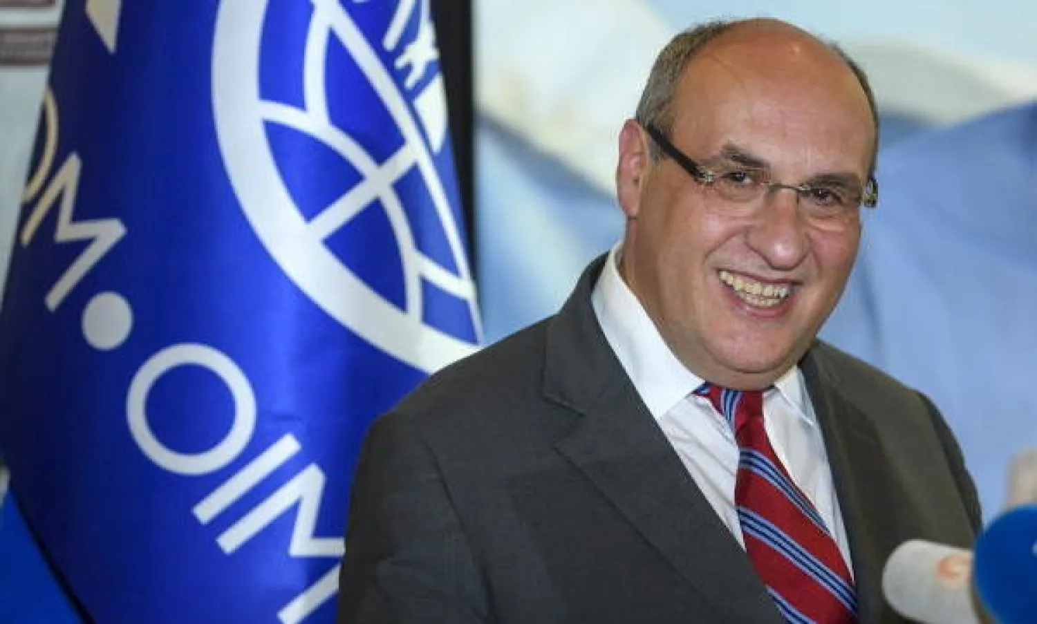 البرتغالي أنطونيو فيتورينو يتحدث خلال مؤتمر صحافي بعد انتخابه رئيسا جديدا للمنظمة الدولية للهجرة في جنيف (إ.ب.أ)