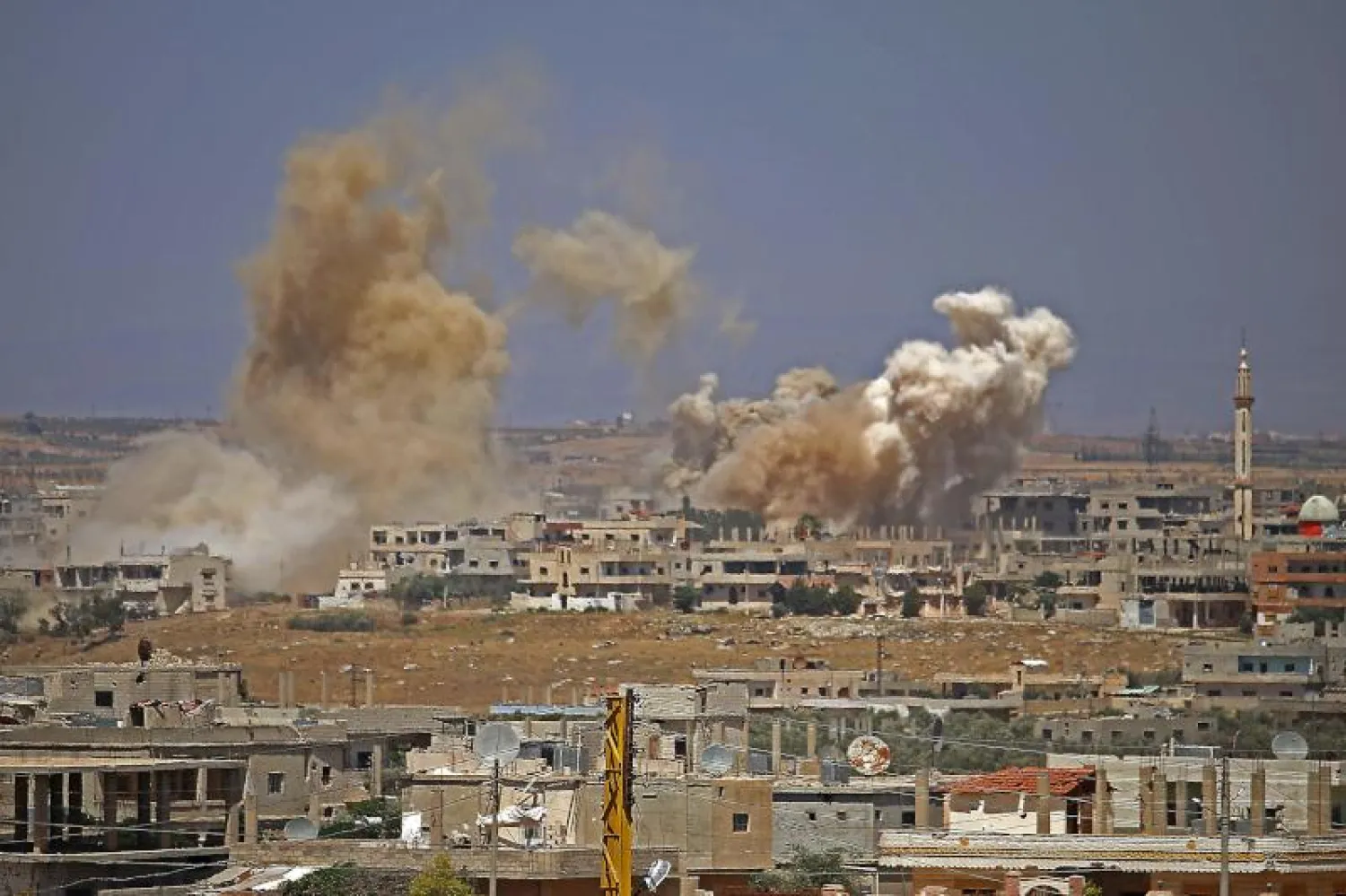 دخان يتصاعد جراء غارات النظام في درعا (أ.ف.ب)