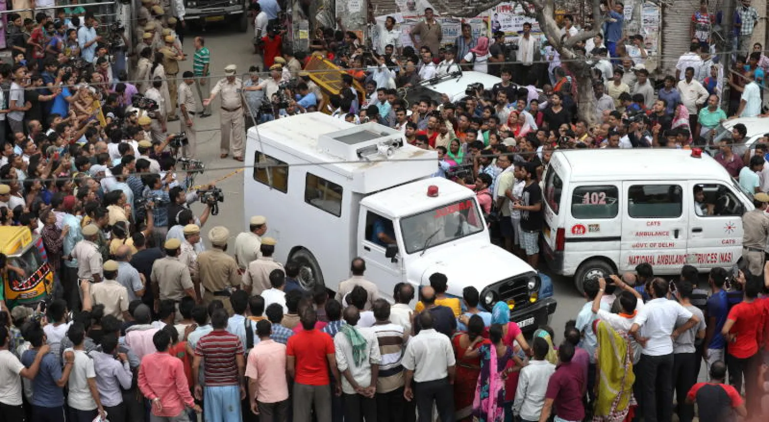 عربات الإسعاف حول المنزل الذي شهد مقتل 11 هندياً (إ.ب.أ) 