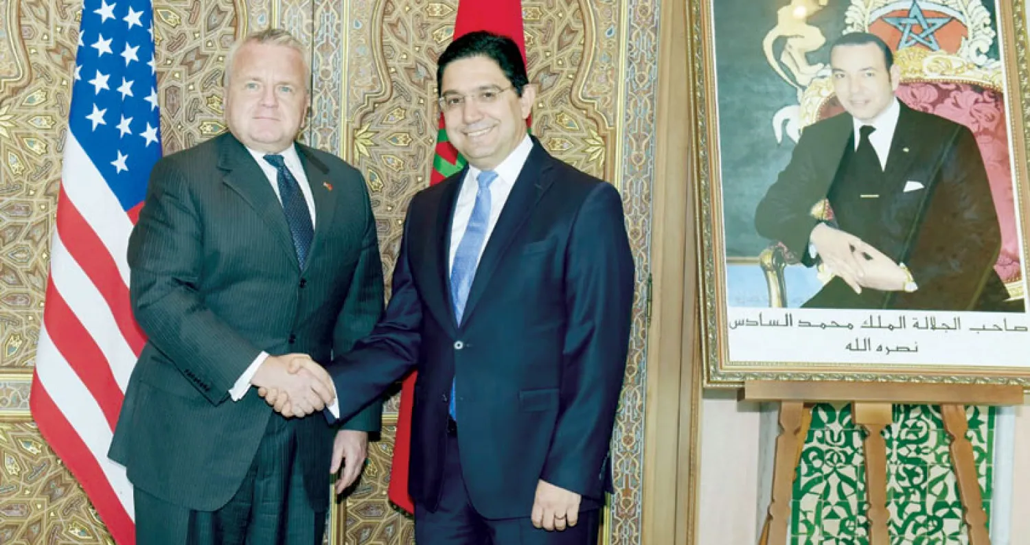وزير الخارجية المغربي مستقبلا جون سوليفان نائب وزير الخارجية الأميركي أول من أمس في الرباط (ماب)