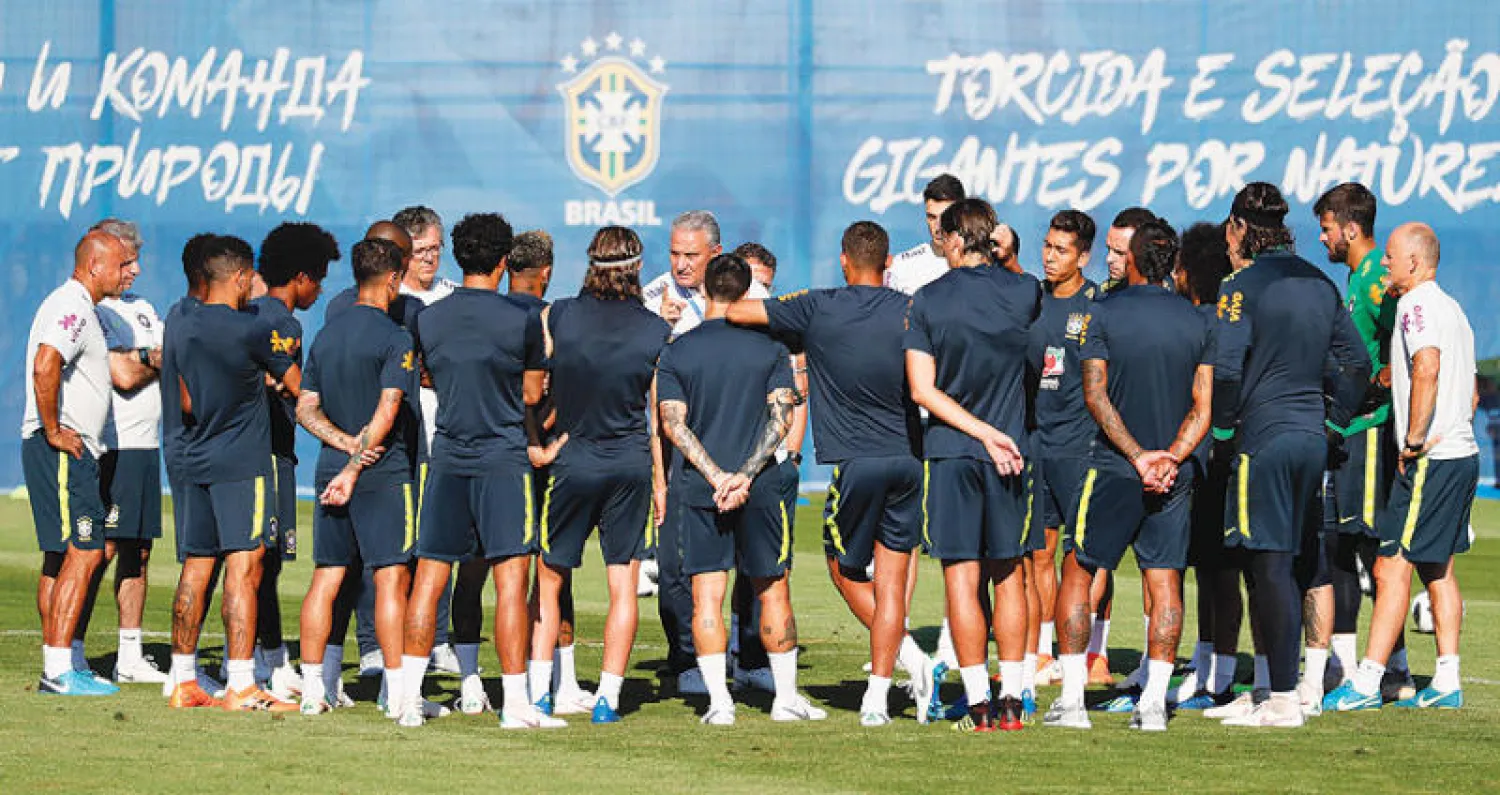 لاعبو البرازيل يلتفون حول المدرب تيتي لسماع التعليمات قبل مواجهة المكسيك (إ.ب.أ)