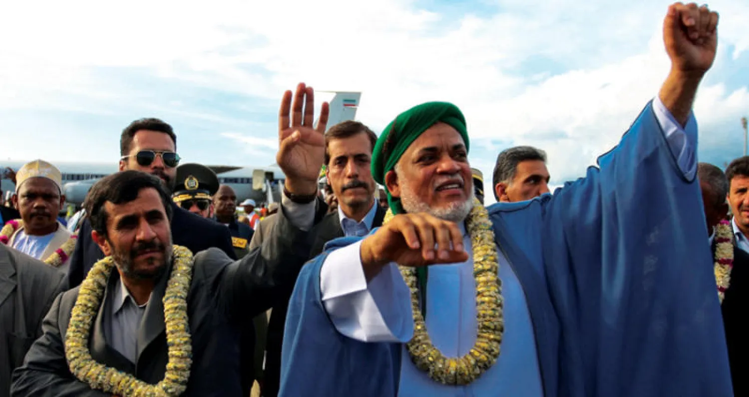 سامبي مستقبلاً أحمدي نجاد في مطار موروني عام 2009 (رويترز)