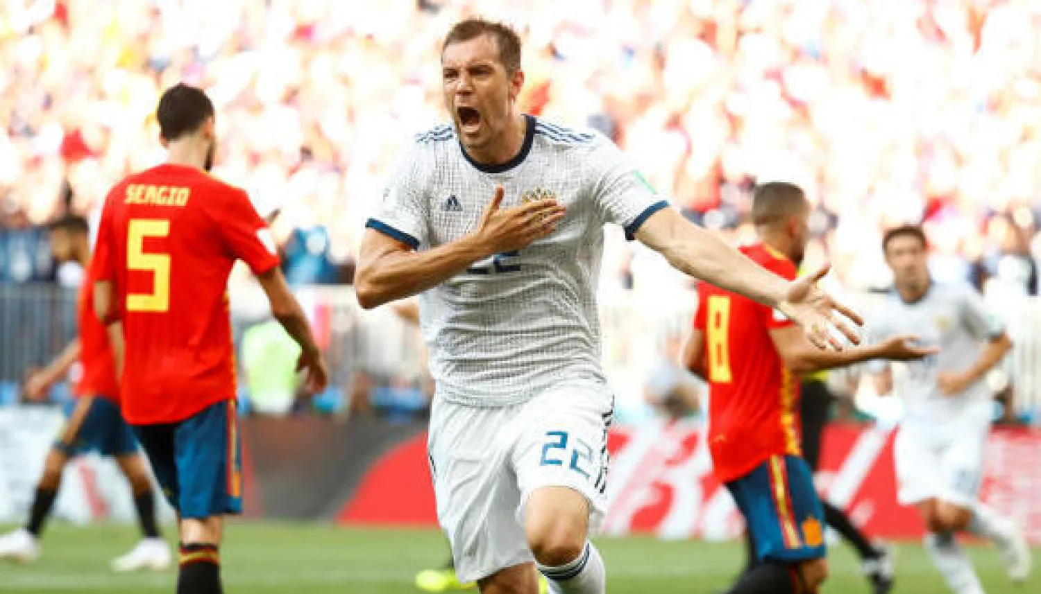 فرحة لاعب المنتخب الروسي أرتيم دزيوبا بهدفه في مرمى إسبانيا (رويترز)