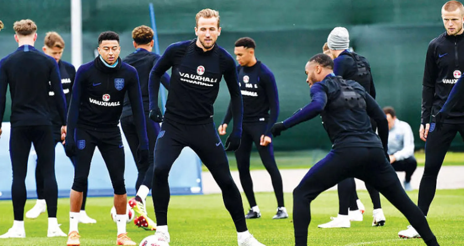 هاري كين قائد إنجلترا وهدافها يسيطر على الكرة وسط زملائه في التدريبات استعداداً لمواجهة كولومبيا (أ.ف.ب)