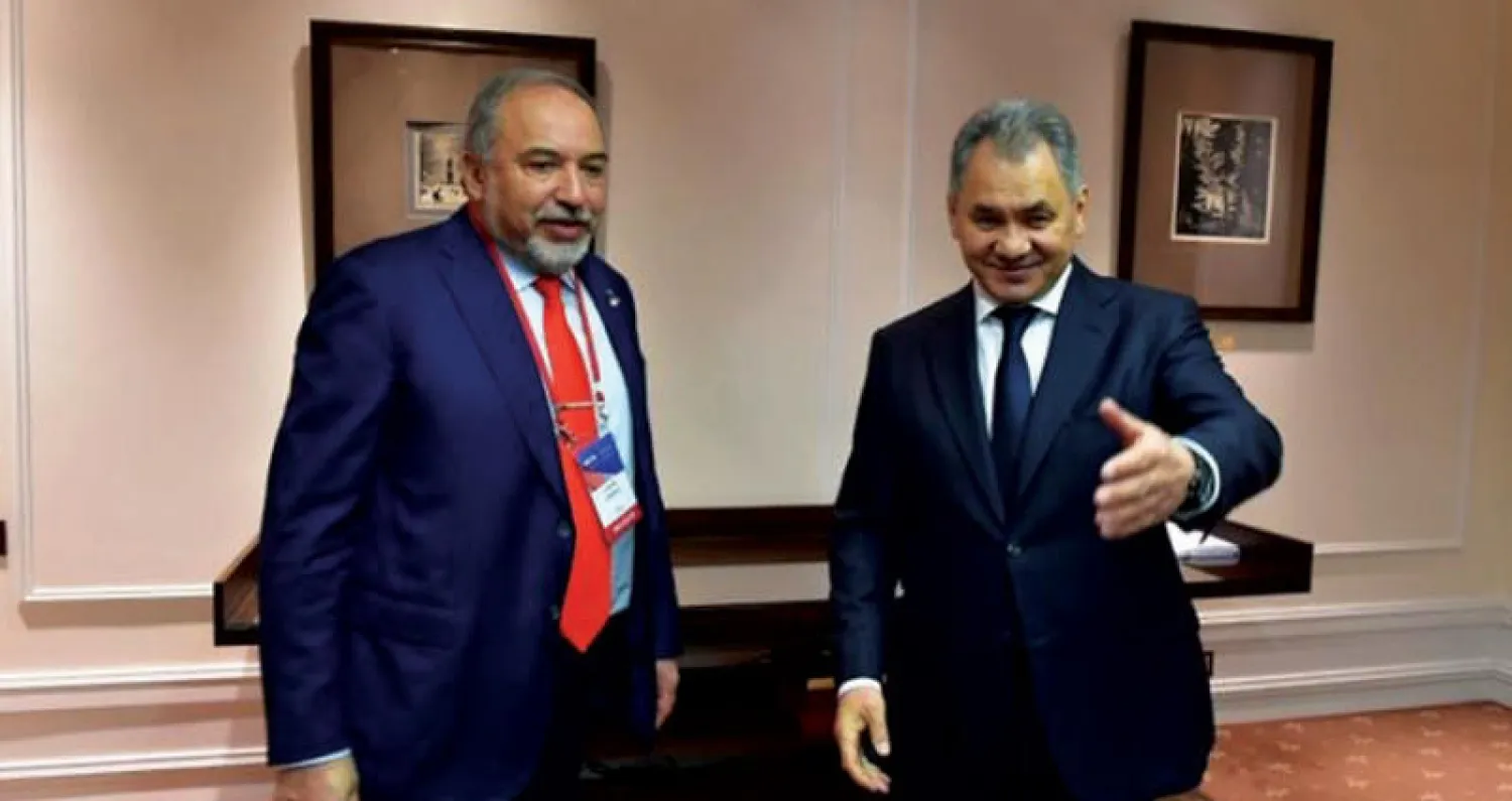 صورة أرشيفية لوزير الدفاع الإسرائيلي أفيغدور ليبرمان مع نظيره الروسي سيرغي شويغو في موسكو نهاية مايو الماضي (أب)