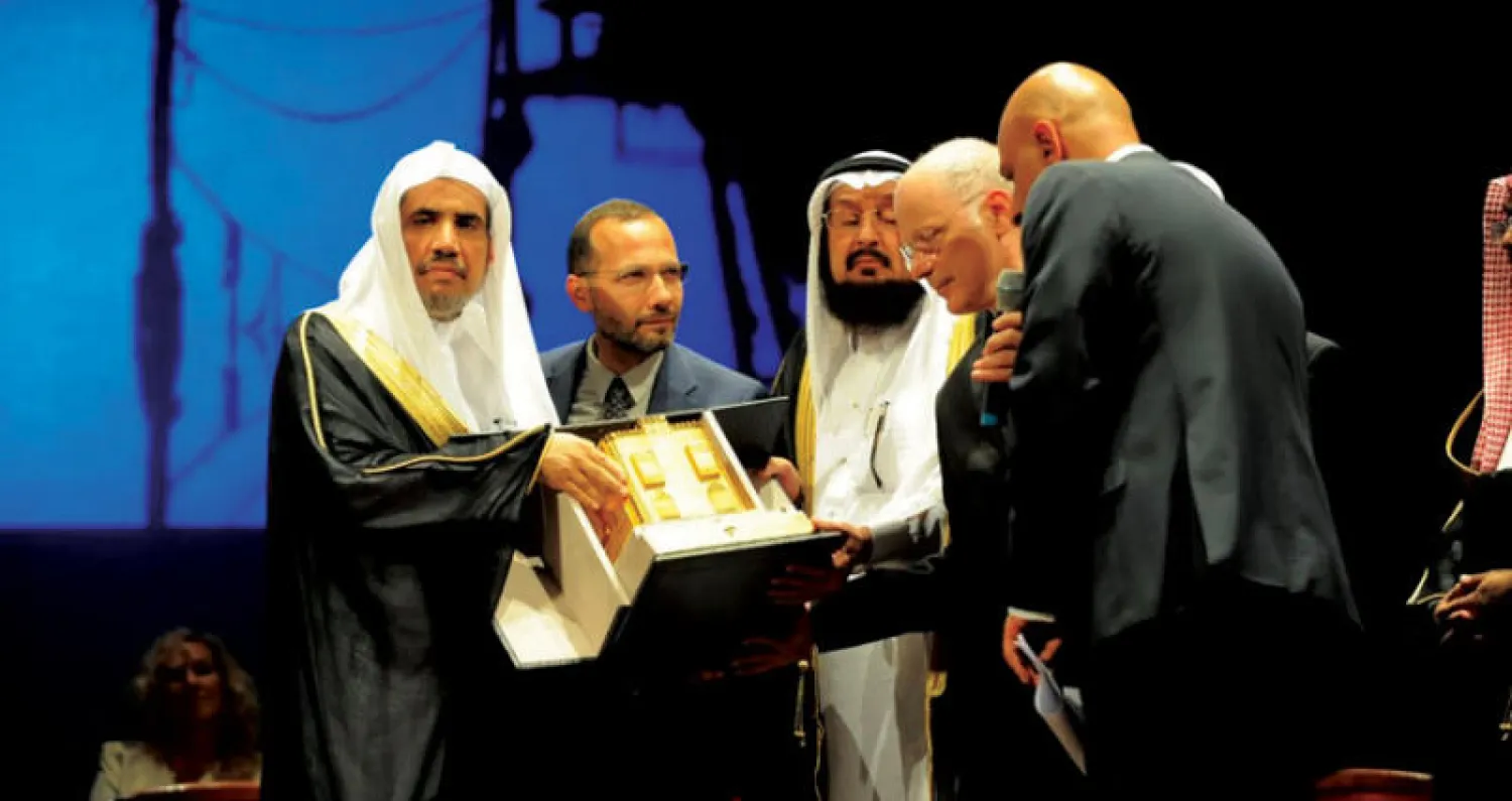 العيسى متسلماً جائزة «غاليليو» الدولية في حفل بمدينة فلورنسا الإيطالية («الشرق الأوسط»)