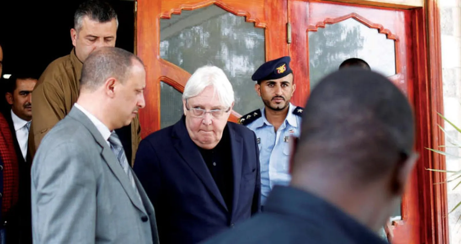 غريفيث لدى وصوله إلى مطار صنعاء أمس (رويترز)