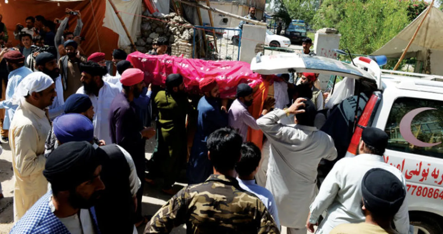 السيخ يشيعون قتلاهم بعد الهجوم الأخير (أ.ب)