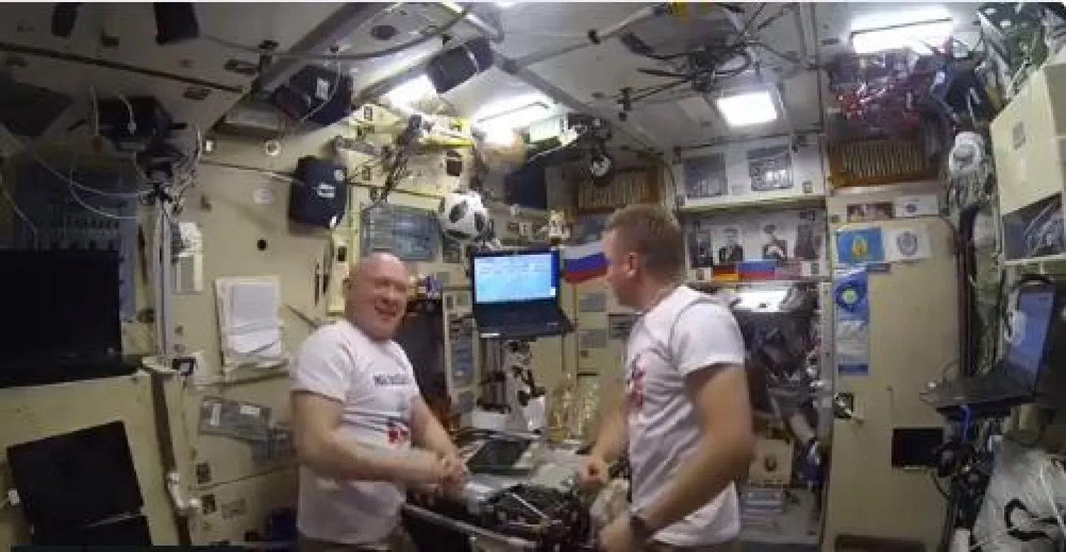 رواد فضاء روس يشاهدون مباراة منتخب بلادهم من داخل محطة الفضاء الدولية (تويتر)