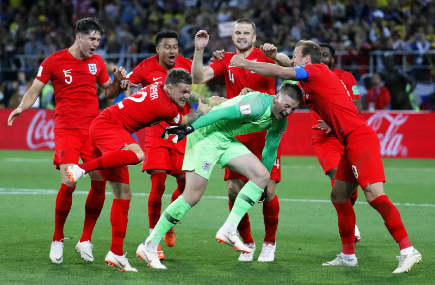 احتفال الإنجليز بتأهلهم إلى دور الثمانية بعد تسديد الركلة الأخيرة (إ.ب.أ)