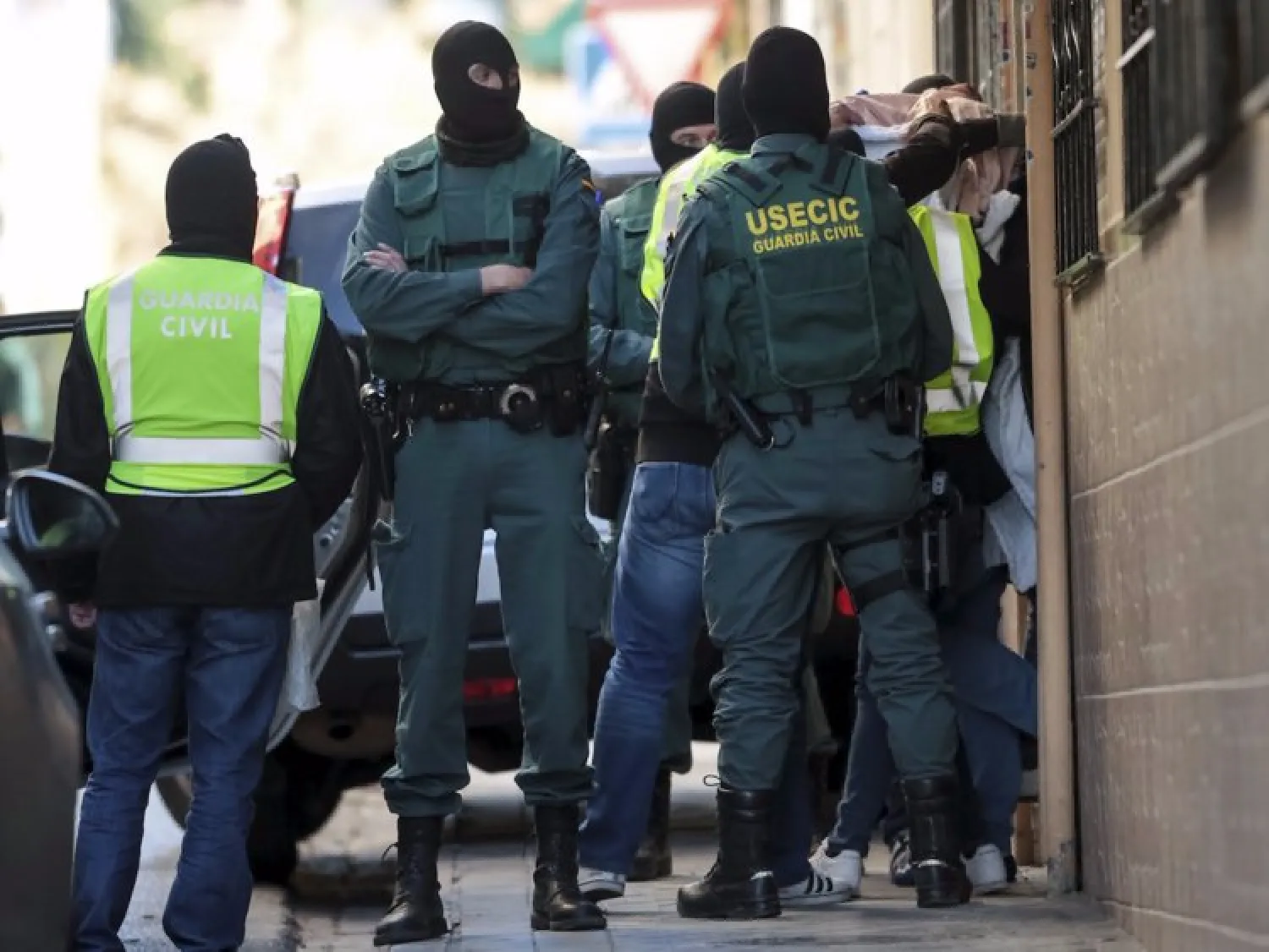 Spanish civil guard members lead a person arrested on suspicion of links to militant group Islamic State after a house search in Granada, southern Spain April 16, 2016. REUTERS/Pepe Marin
