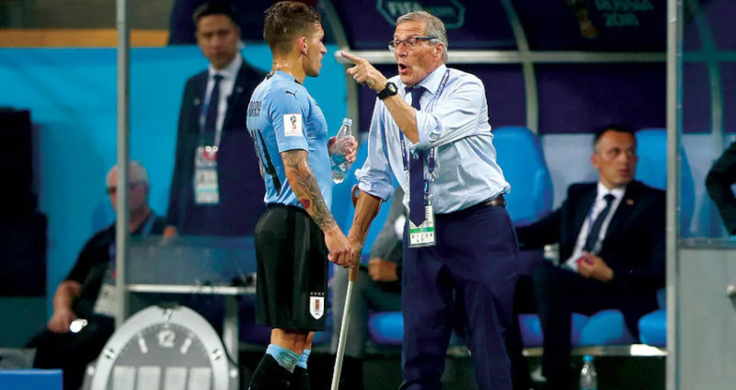 الاستعانة بالعكاز لم تمنع تاباريز من فرض سيطرته على منتخب الأوروغواي (رويترز)