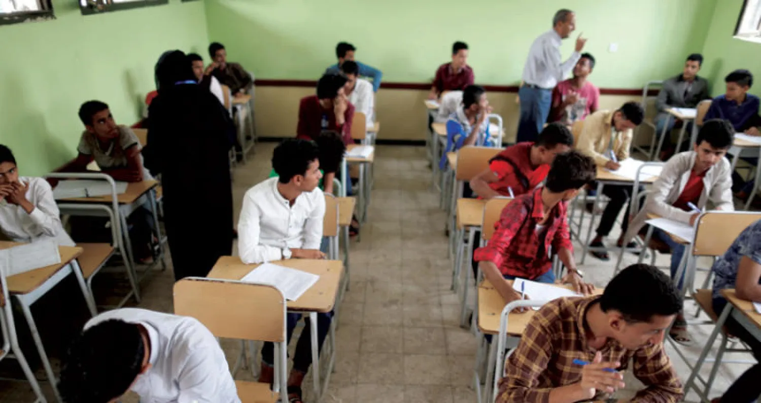 طلاب نازحون من الحديدة يجرون امتحانات الثانوية في العاصمة صنعاء (رويترز)