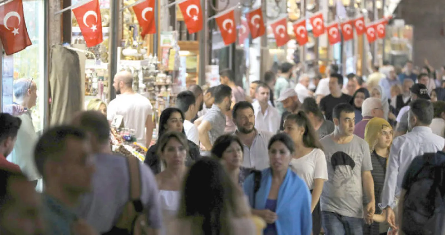 أتراك في بازار إسطنبول القديم (رويترز)