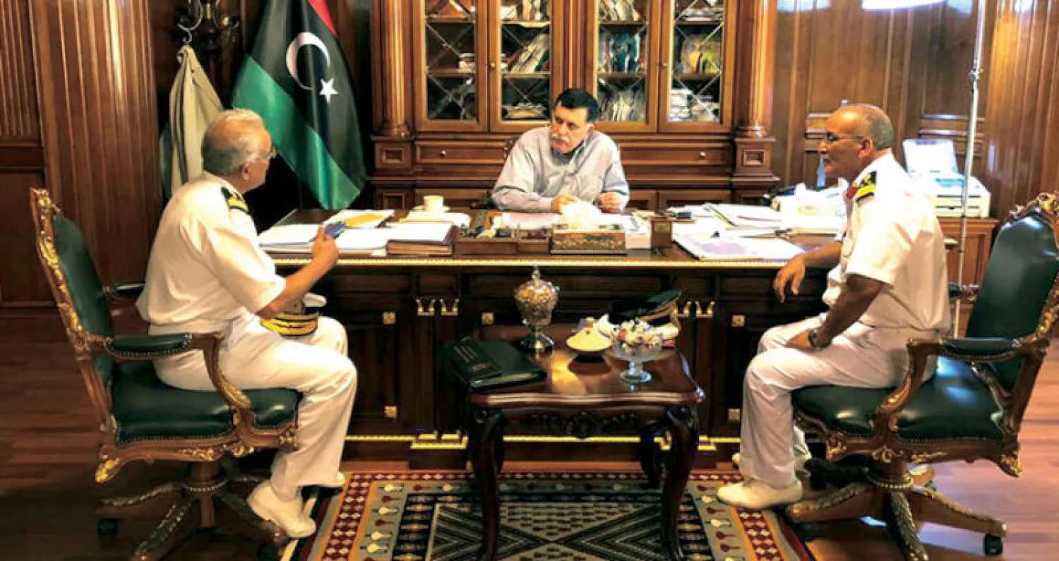 فائز السرّاج رفقة مسؤولين من البحرية الليبية (المكتب الإعلامي للمجلس)