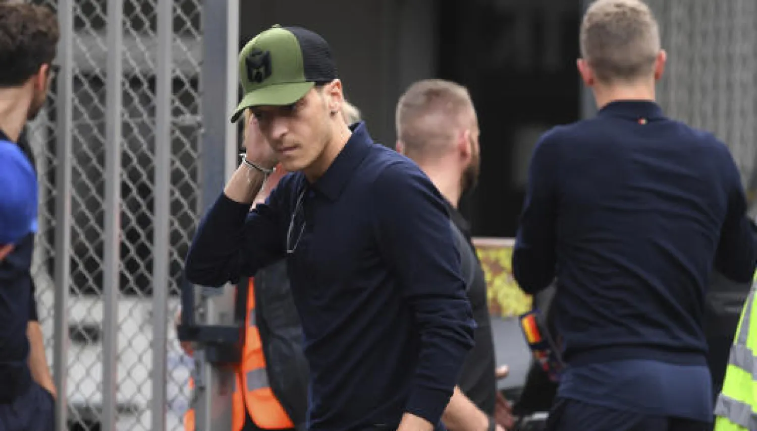 مسعود أوزيل أثناء وصول بعثة منتخب بلاده إلى مطار فرانكفورت بعد خروج ألمانيا من كأس العالم لكرة القدم في روسيا (آ.ب)