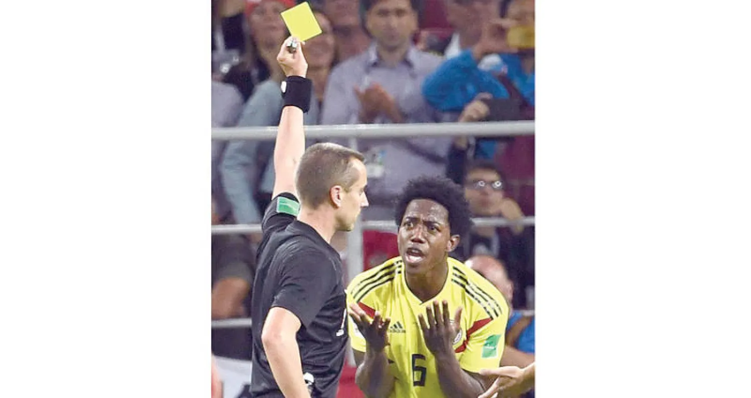 الحكم غيغر المثير للجدل يوجه إنذاراً للكولومبي سانشيز (أ.ف.ب)