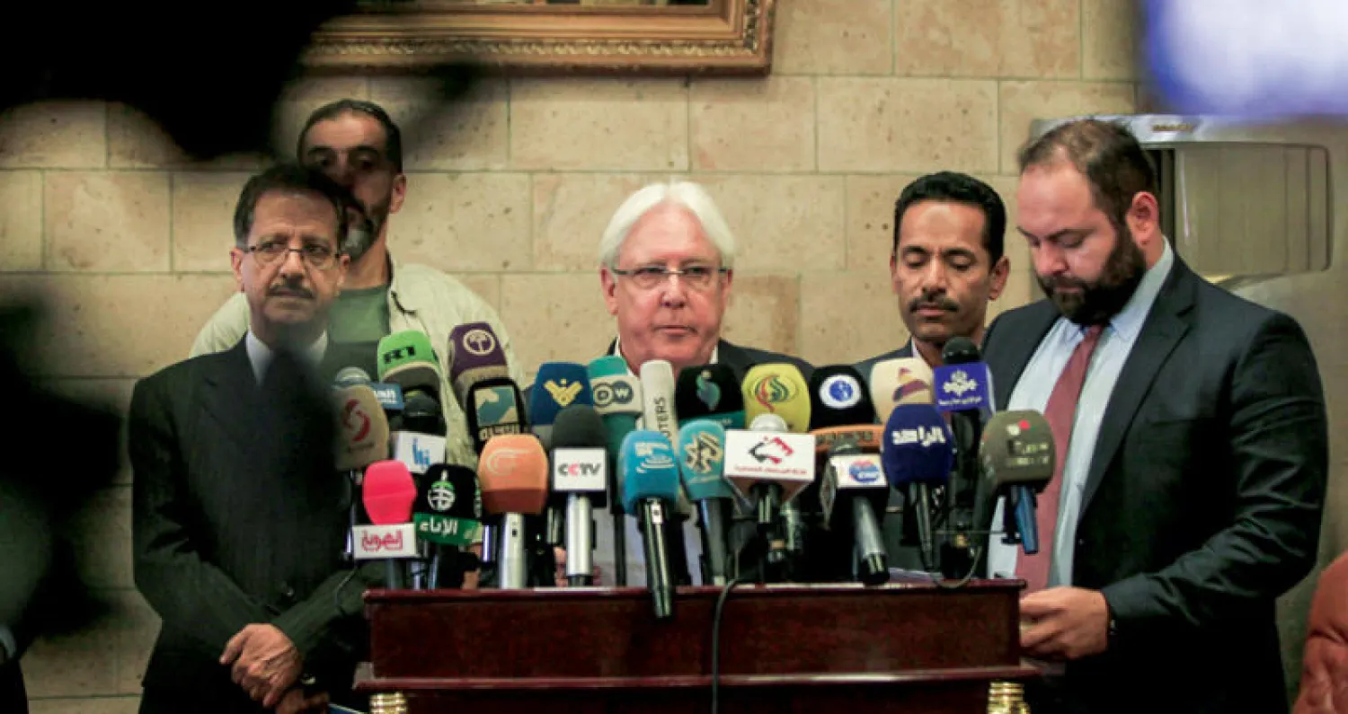 المبعوث الأممي إلى اليمن يدلي بتصريحات قبل مغادرته صنعاء أمس (أ.ف.ب)