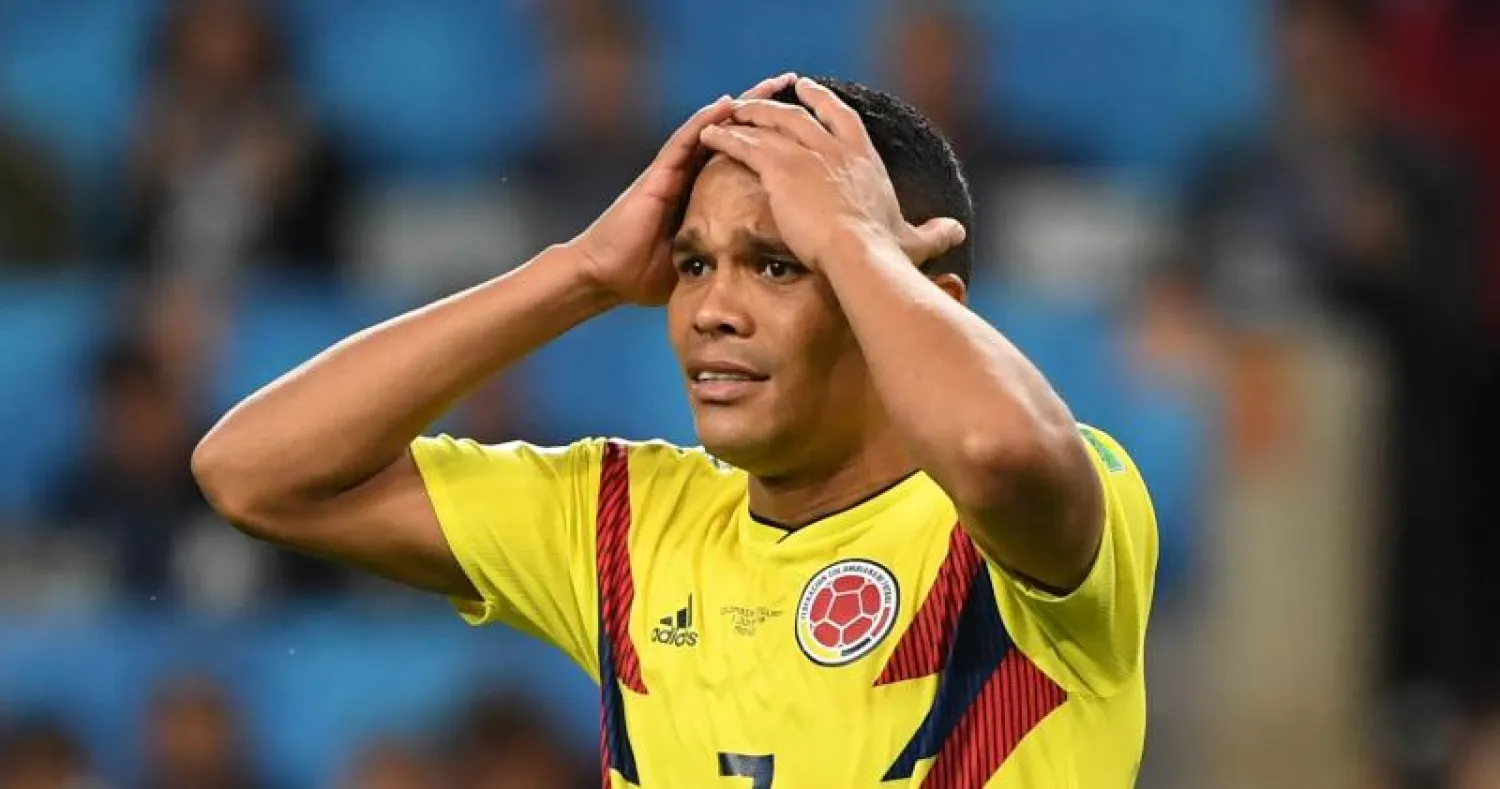 اللاعب الكولومبي كارلوس باكا بعدما فشل في تسجيل هدف ضمن ركلات الترجيح (أ.ف.ب)