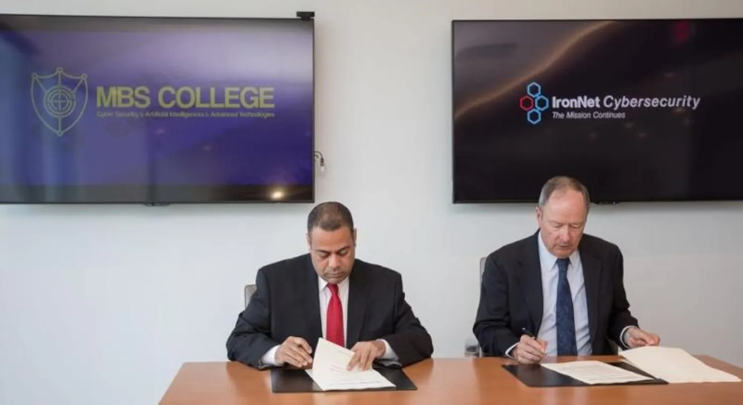 جانب من توقيع اتفاقية الشراكة بين كلية الأمير محمد بن سلمان للأمن السيبراني وشركة «آيرون نت» في واشنطن («الشرق الأوسط»)