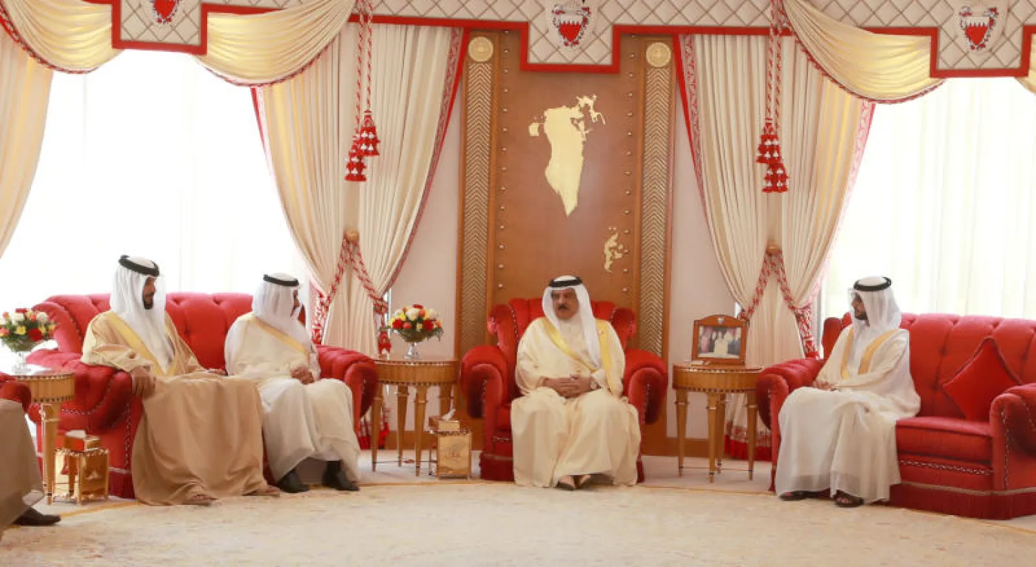ملك البحرين يستقبل سفير السعودية وسفير دولة الإمارات والقائم بأعمال سفير دولة الكويت في قصر الصخير (بنا)