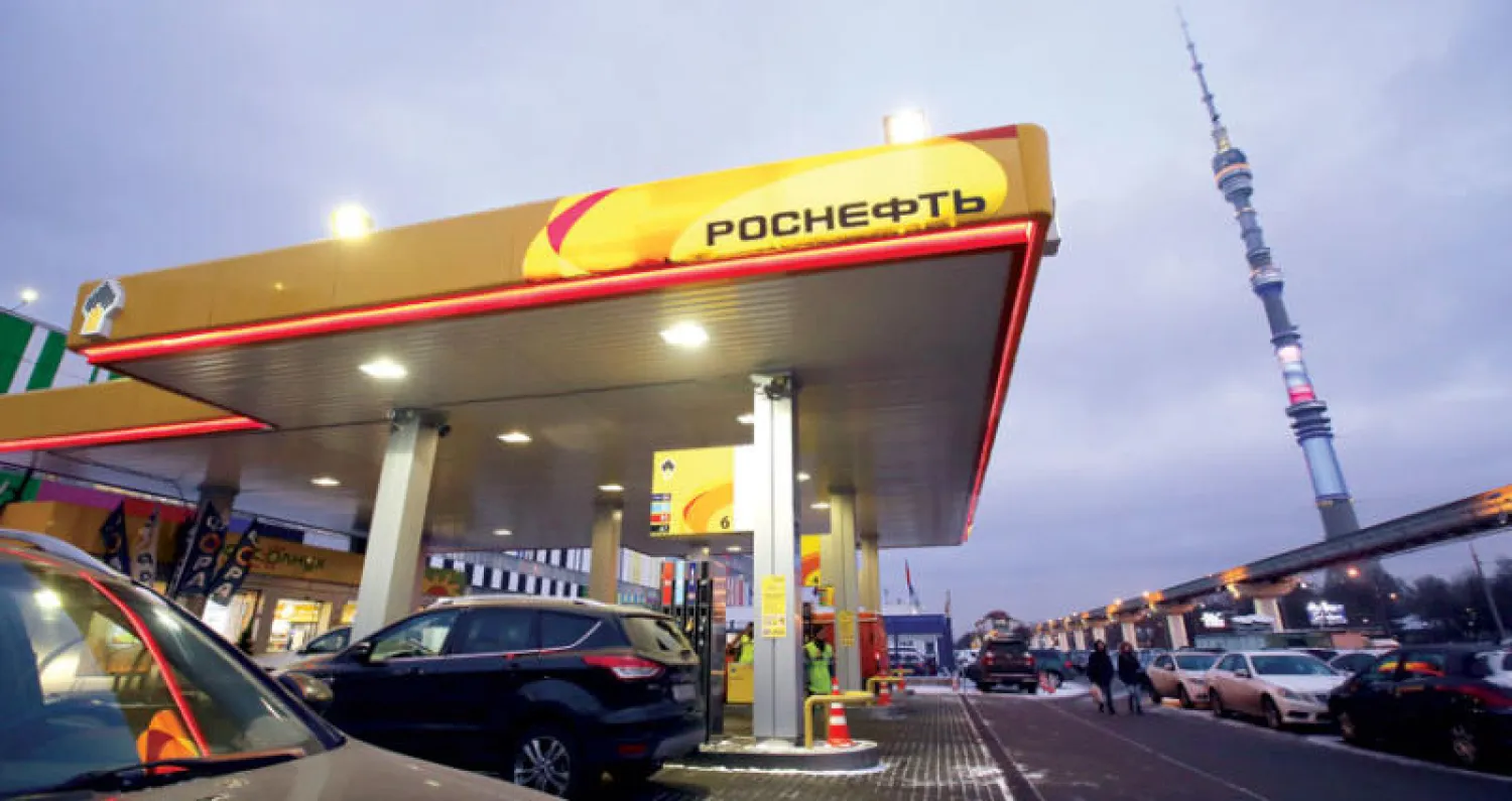 إحدى محطات الوقود التابعة لشركة «روسنفت» الروسية (رويترز)