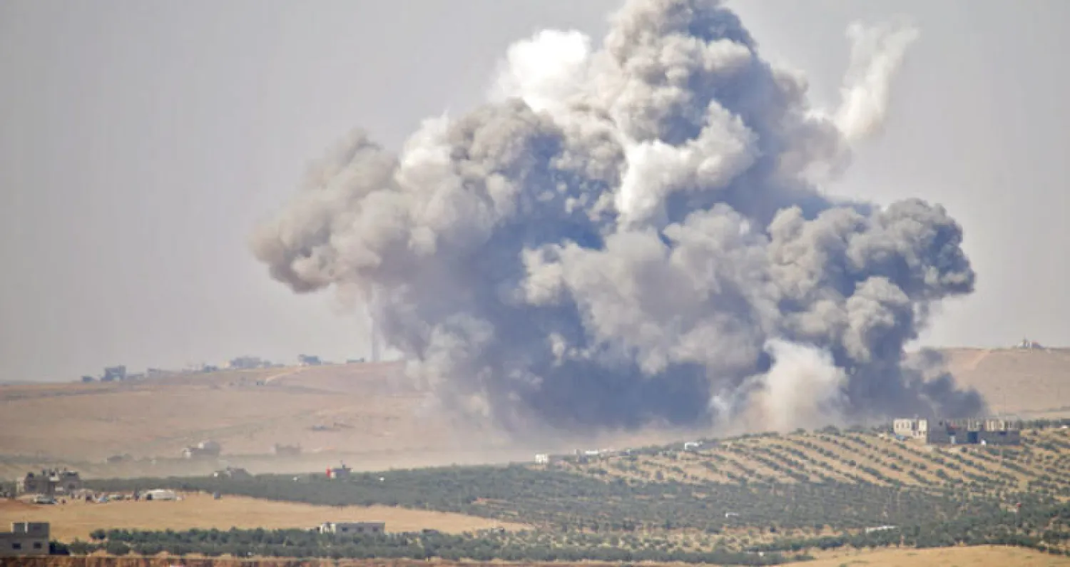 دخان يتصاعد من مدينة درعا بعد غارات من روسيا وقوات النظام السوري امس ( أ ف ب)