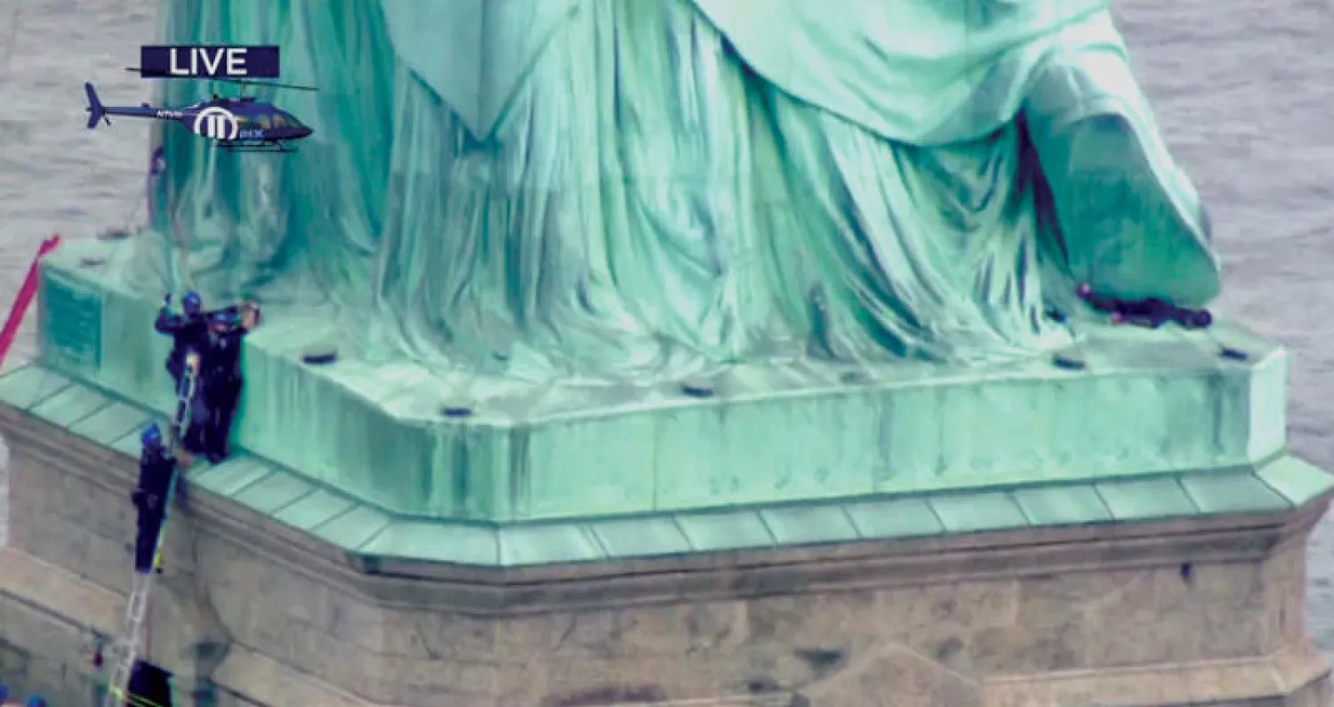 شرطة نيويورك في طريقها لاعتقال متسلقة تمثال الحرية (أ.ب)