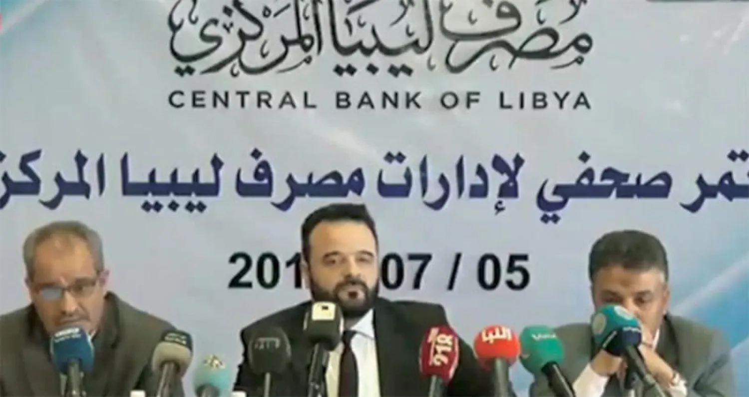 فتحي عقّوب (وسط) خلال مؤتمر عقده المصرف المركزي في طرابلس (فضائية 2018)