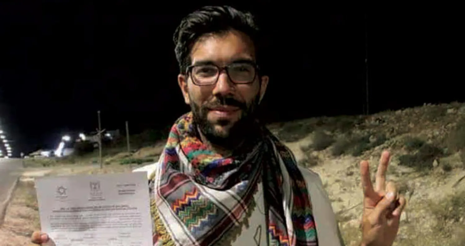 لدرا يحمل قرار منعه من دخول الاراضي الفلسطينية (فيسبوك)