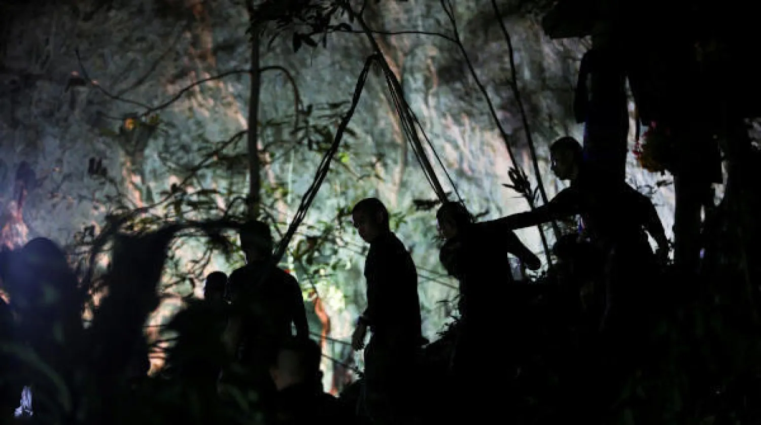 أفراد عسكريون أمام كهف ثام لوانغ الذي حوصر فيه 12 لاعباً ومدربهم بمقاطعة شيانغ راي الشمالية (رويترز)