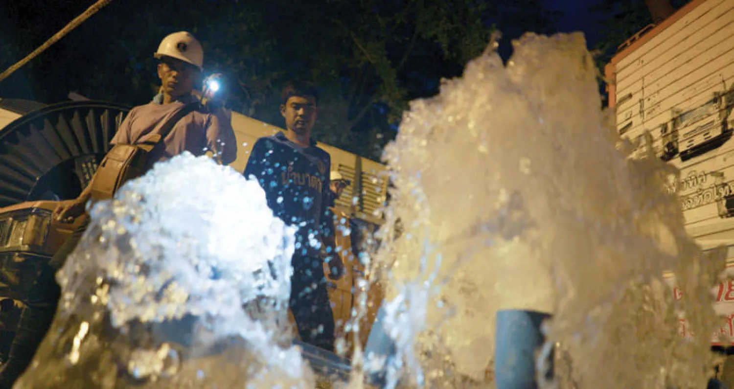 عملية سحب الماء من الكهف مستمرة بأمل تقليل منسوب الماء داخل الكهف (رويترز)