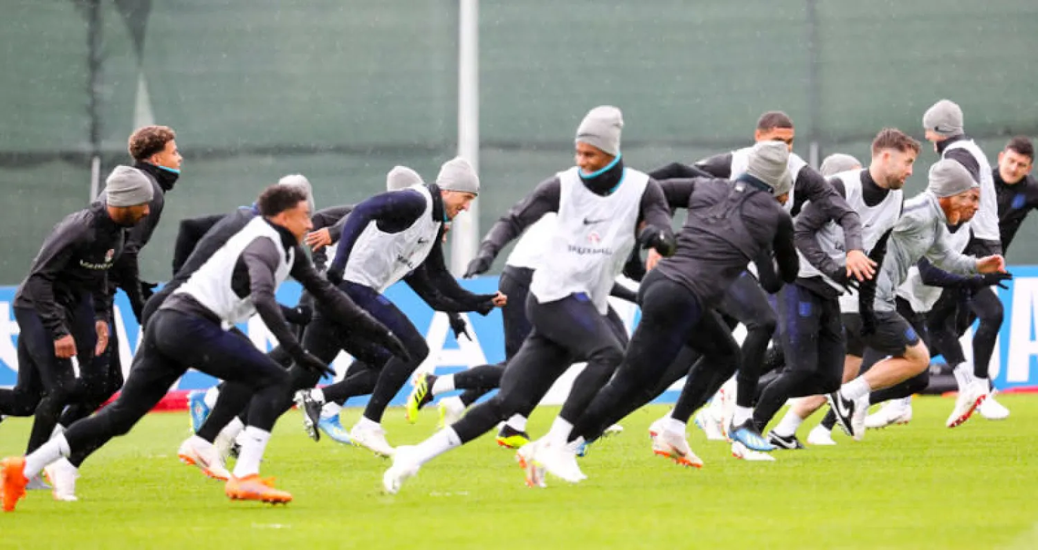 لاعبو المنتخب الإنجليزي خاضوا التدريبات بحماس أمس قبل مواجهة السويد الحاسمة (إ.ب.أ)