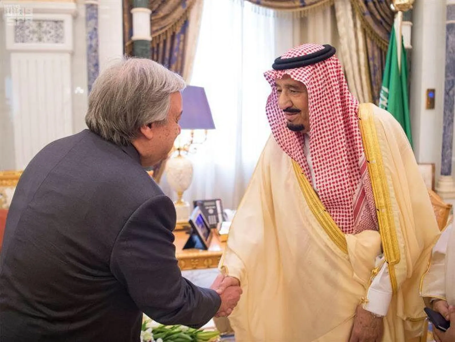 خادم الحرمين الشريفين الملك سلمان بن عبد العزيز خلال استقباله أمين عام الأمم المتحدة أنطونيو غوتيريس خلال زيارته الرسمية للسعودية (واس)