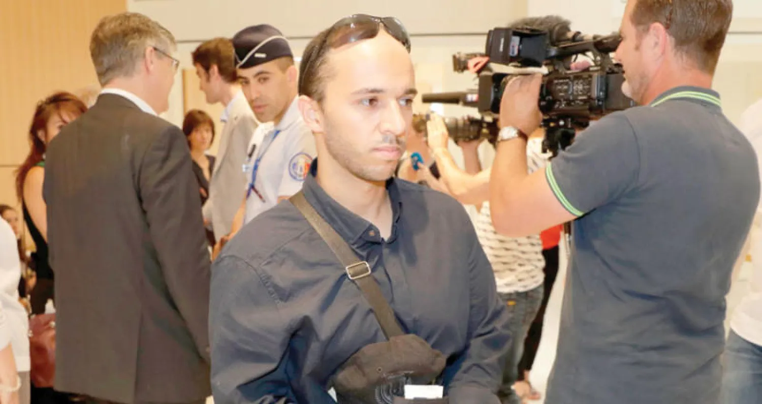 البلجيكي من أصل تونسي فاروق بن عباس لدى وصوله أول من أمس إلى قصر العدالة في باريس (أ.ف.ب)
