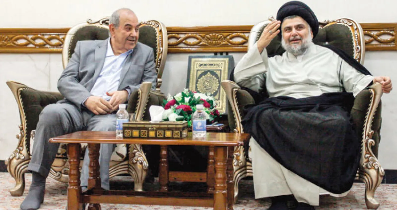 مقتدى الصدر لدى استقباله زعيم ائتلاف الوطنية إياد علاوي في النجف أمس (أ.ف.ب)