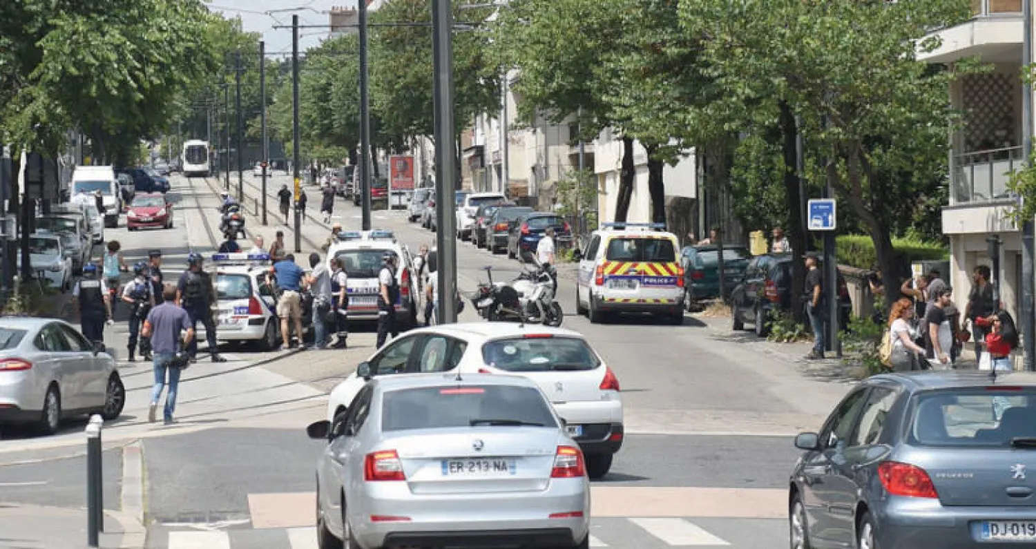 شرطة مكافحة الشغب تعتقل متظاهراً خلال مواجهات مع اليمين المتطرف في نانت أمس (أ.ف.ب)